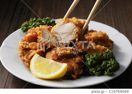 美味しそうな鶏肉の唐揚げ 119769089