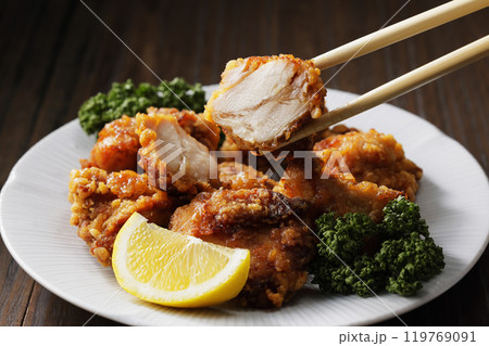 美味しそうな鶏肉の唐揚げ 119769091