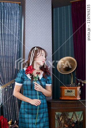 青いワンピースの女性 青いワンピースの女性 119769235