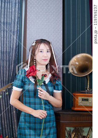 青いワンピースの女性 青いワンピースの女性 119769237