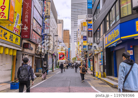 日本の東京都市景観 新宿西口の飲み屋街。奥のオフィス街に出勤する人達…=21日 日本の東京都市景観 新宿西口の飲み屋街。奥のオフィス街に出勤する人達…=21日 119769366