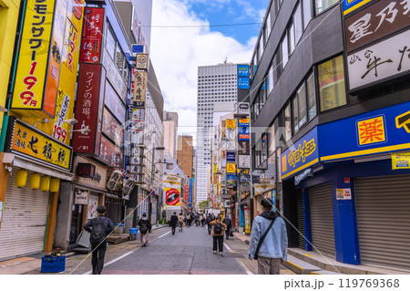 日本の東京都市景観 新宿西口の飲み屋街。奥のオフィス街に出勤する人達…=21日 日本の東京都市景観 新宿西口の飲み屋街。奥のオフィス街に出勤する人達…=21日 119769368