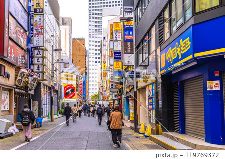 日本の東京都市景観 新宿西口の飲み屋街。奥のオフィス街に出勤する人達…=21日 日本の東京都市景観 新宿西口の飲み屋街。奥のオフィス街に出勤する人達…=21日 119769372