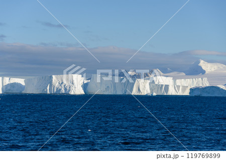 Antarctic seascape with iceberg 119769899