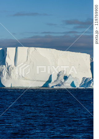 Antarctic seascape with iceberg 119769900