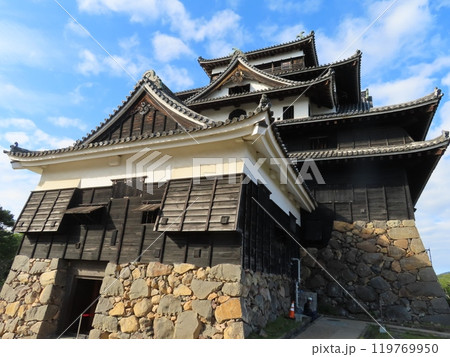 国宝松江城、気持ちの良い青空に黒っぽいお城が凛々しく見えます、近世城郭を代表する国宝天守、島根県松江 119769950