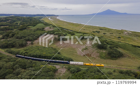 利尻島を望みながら走るTHE ROYAL EXPRESS 119769994