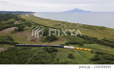 利尻島を望みながら走るTHE ROYAL EXPRESS 利尻島を望みながら走るTHE ROYAL EXPRESS 119769995