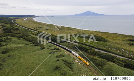 利尻島を望みながら走るTHE ROYAL EXPRESS 119769996