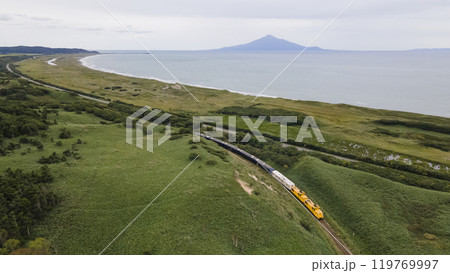 利尻島を望みながら走るTHE ROYAL EXPRESS 119769997