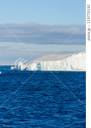 Antarctic seascape with iceberg 119770192