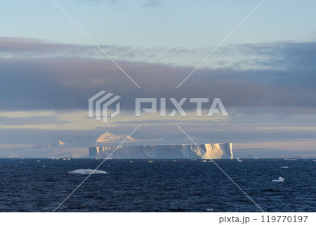 Antarctic seascape with iceberg 119770197