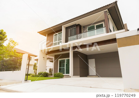 Beautiful modern house exterior with green grass 119770249