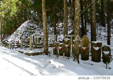 高野山　奥の院　冬のお地蔵さんと無縁塚 119770816
