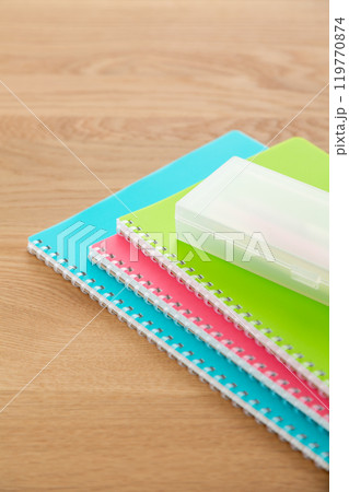 カラフルなリングノートとペンケース 119770874