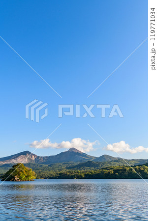 磐梯山のふもと桧原湖 119771034