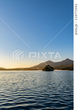 磐梯山のふもと桧原湖 磐梯山のふもと桧原湖 119771042