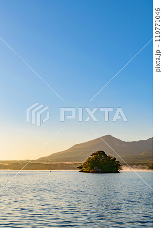 磐梯山のふもと桧原湖 119771046