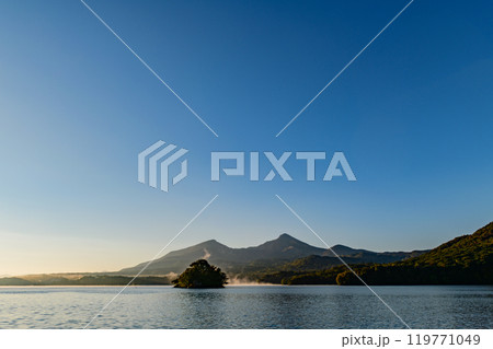 磐梯山のふもと桧原湖 磐梯山のふもと桧原湖 119771049