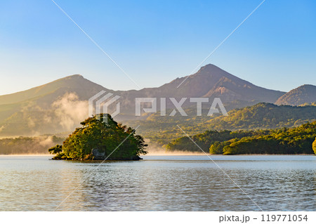 磐梯山のふもと桧原湖 磐梯山のふもと桧原湖 119771054