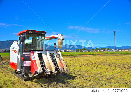 コンバインで稲刈りをする風景 119771093