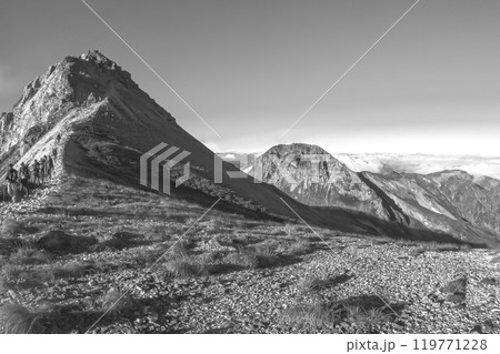 小蓮華山から見る白馬岳と旭岳　白馬岳登山ツアー　新聞広告用 119771228