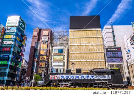 日本の東京都市景観 新橋駅・新橋SL広場前のSL（衆議院議員選挙投票日10月27日…）＝10月27日 119771297
