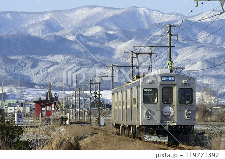 春の岩木山をバックに走る弘南鉄道 春の岩木山をバックに走る弘南鉄道 119771392