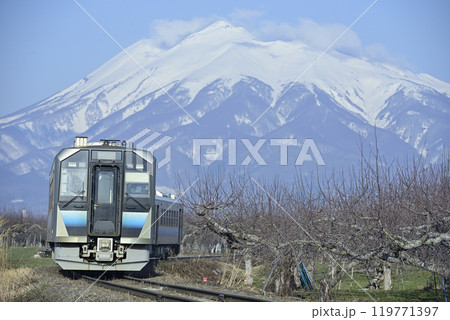 春の岩木山をバックに走る五能線 春の岩木山をバックに走る五能線 119771397
