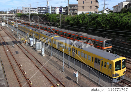 近江鉄道へ向かう西武鉄道2000系電車（新秋津駅付近） 119771767