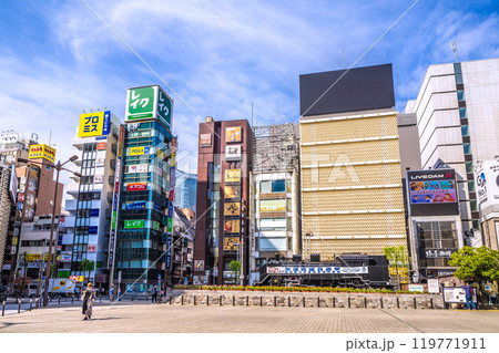 日本の東京都市景観 新橋駅・新橋SL広場前のSL（衆議院議員選挙投票日10月27日…）＝10月27日 119771911