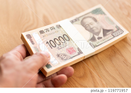 新一万円札の百万円を持つ男性 119771957