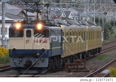 東海道貨物線を西へ…近江鉄道へ向かう西武鉄道2000系電車 東海道貨物線を西へ…近江鉄道へ向かう西武鉄道2000系電車 119771971