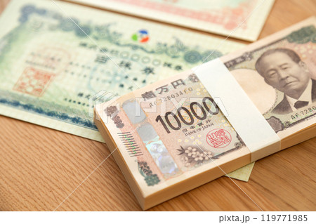 新一万円札の百万円と株券 119771985