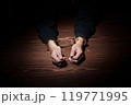手錠を掛けられた男性 119771995