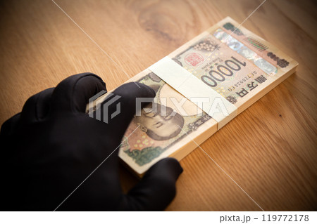 お金を盗む犯罪者の手 お金を盗む犯罪者の手 119772178