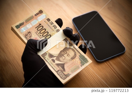 お金を盗む犯罪者の手とスマホ 119772213