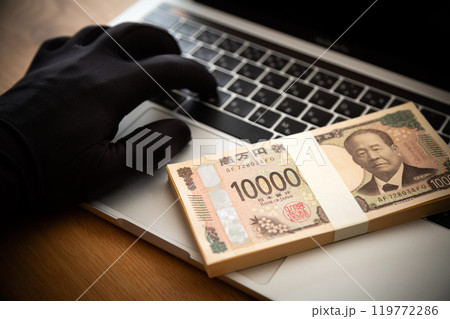 お金を盗む犯罪者の手とパソコン 119772286