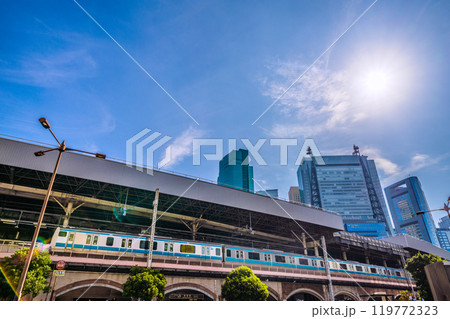 日本の東京都市景観 10月。新橋駅 日比谷口や電車などを望む。希望の光…＝27日 119772323