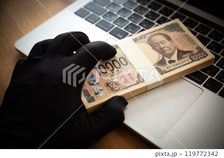 お金を盗む犯罪者の手とパソコン お金を盗む犯罪者の手とパソコン 119772342