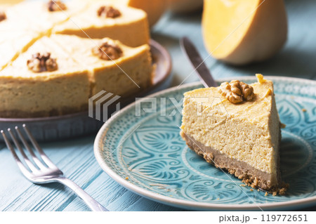appetizing pumpkin cheesecake 119772651
