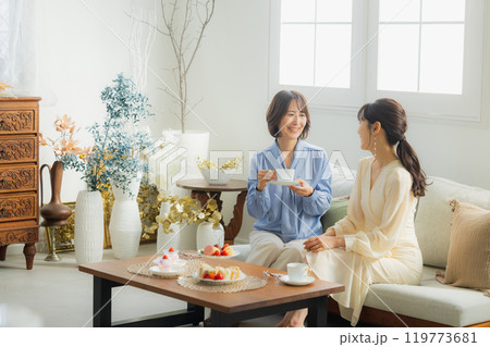 カフェで会話をする二人の女性 119773681