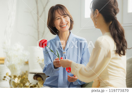 カフェで会話をする二人の女性　 119773870