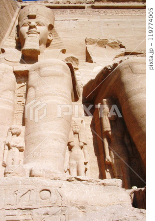 エジプト　アブシンベル大神殿の石像 119774005