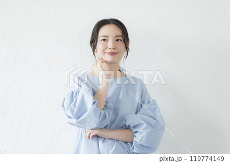 若い女性のポートレート 119774149
