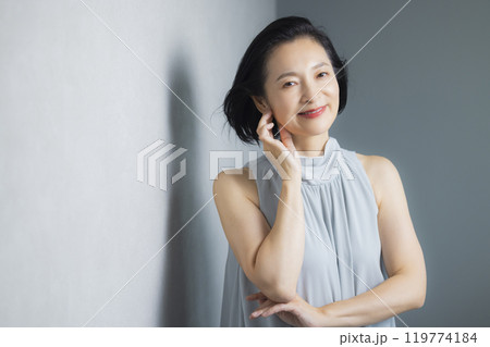 　ドレスアップしたミドル女性 119774184