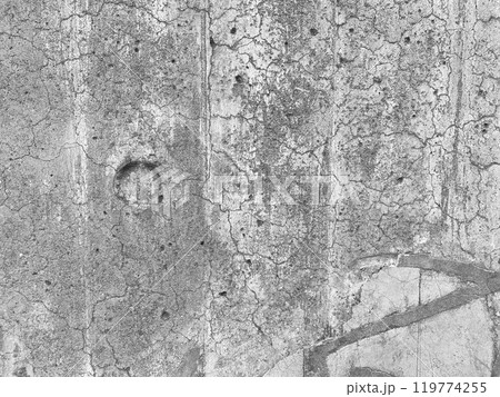 劣化したコンクリート壁。建築後50年以上過ぎた建物。補修の痕跡。 劣化したコンクリート壁。建築後50年以上過ぎた建物。補修の痕跡。 119774255