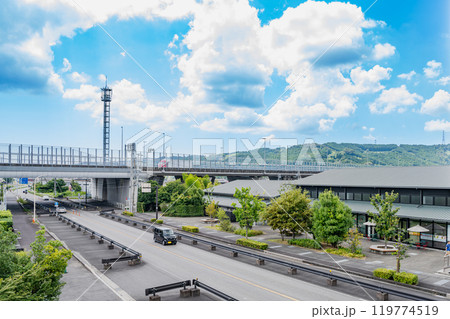 青空に映えるKADODE OOIGAWAと高速道路のある風景(静岡県) 青空に映えるKADODE OOIGAWAと高速道路のある風景(静岡県) 119774519