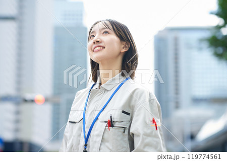 作業服姿の若い女性 119774561