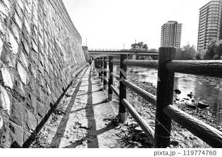 秋の日の岩手県盛岡市北上川遊歩道 119774760